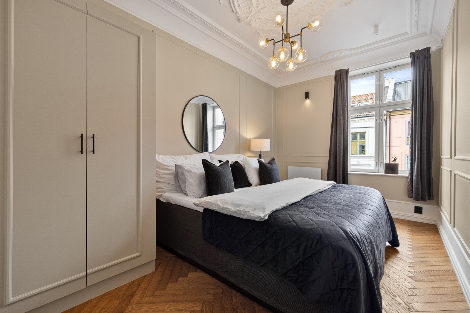 Profilerte detaljer og generøs takhøyde skaper en romslig atmosfære. Galleribilde