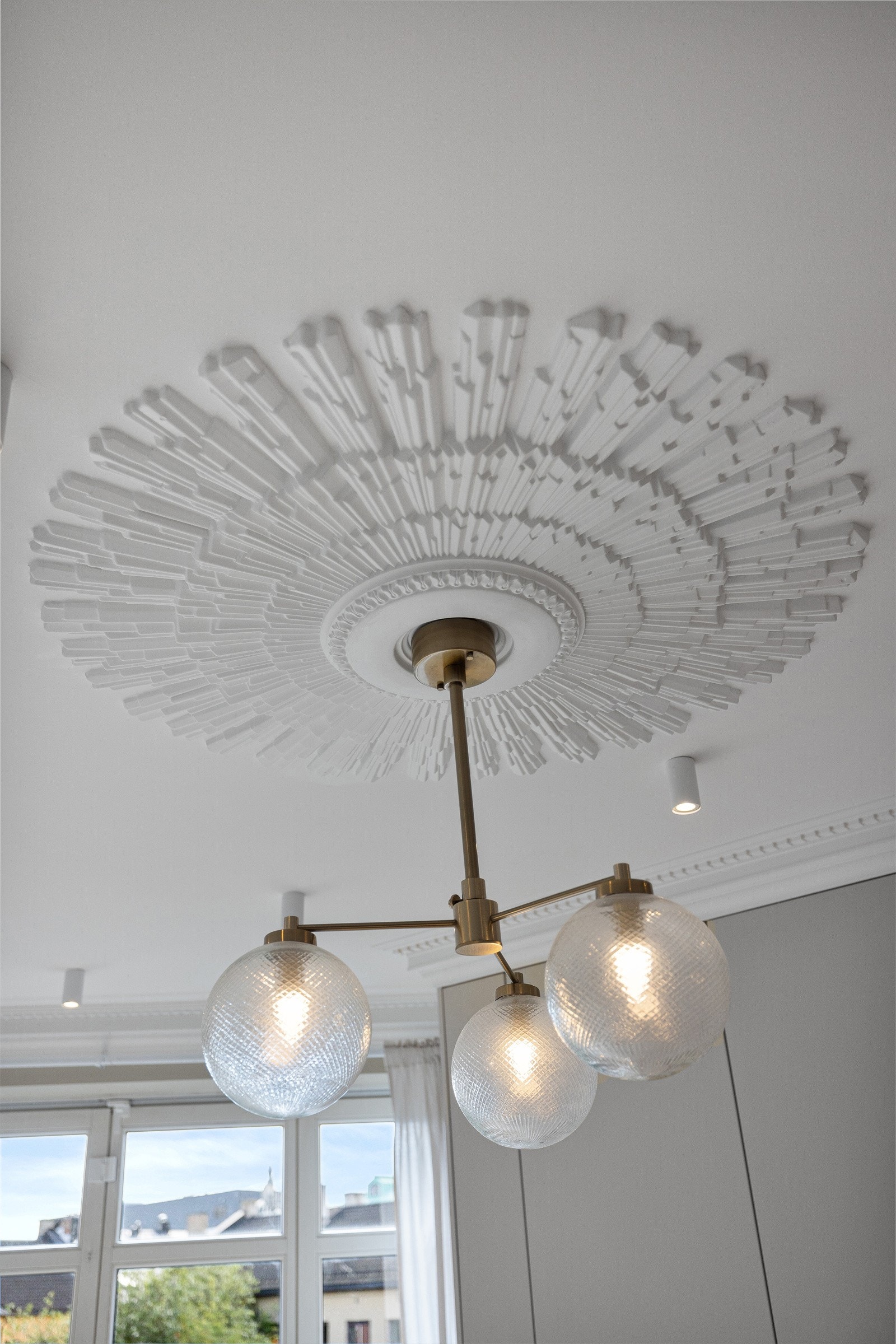 Boligen har flott stukkatur, generøs takhøyde og store klassiske vinduer. Galleribilde