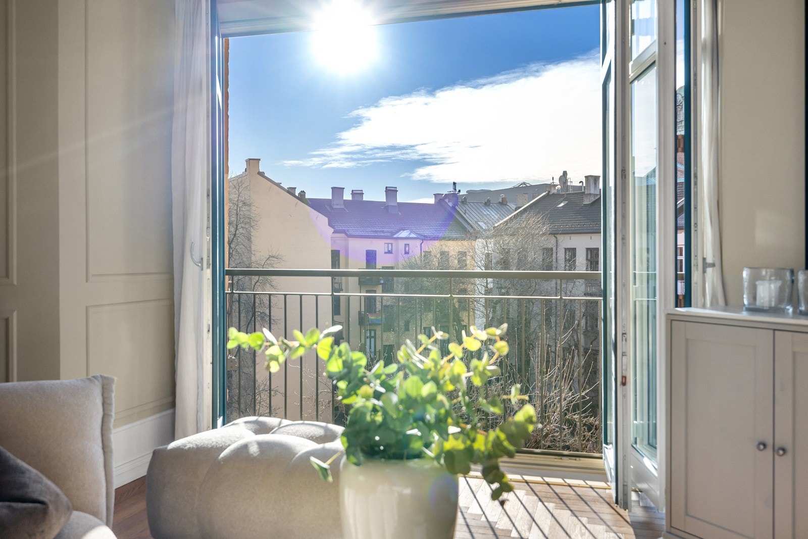 Videre har leiligheten en fransk balkong med frodig utsyn mot bakgård. Galleribilde