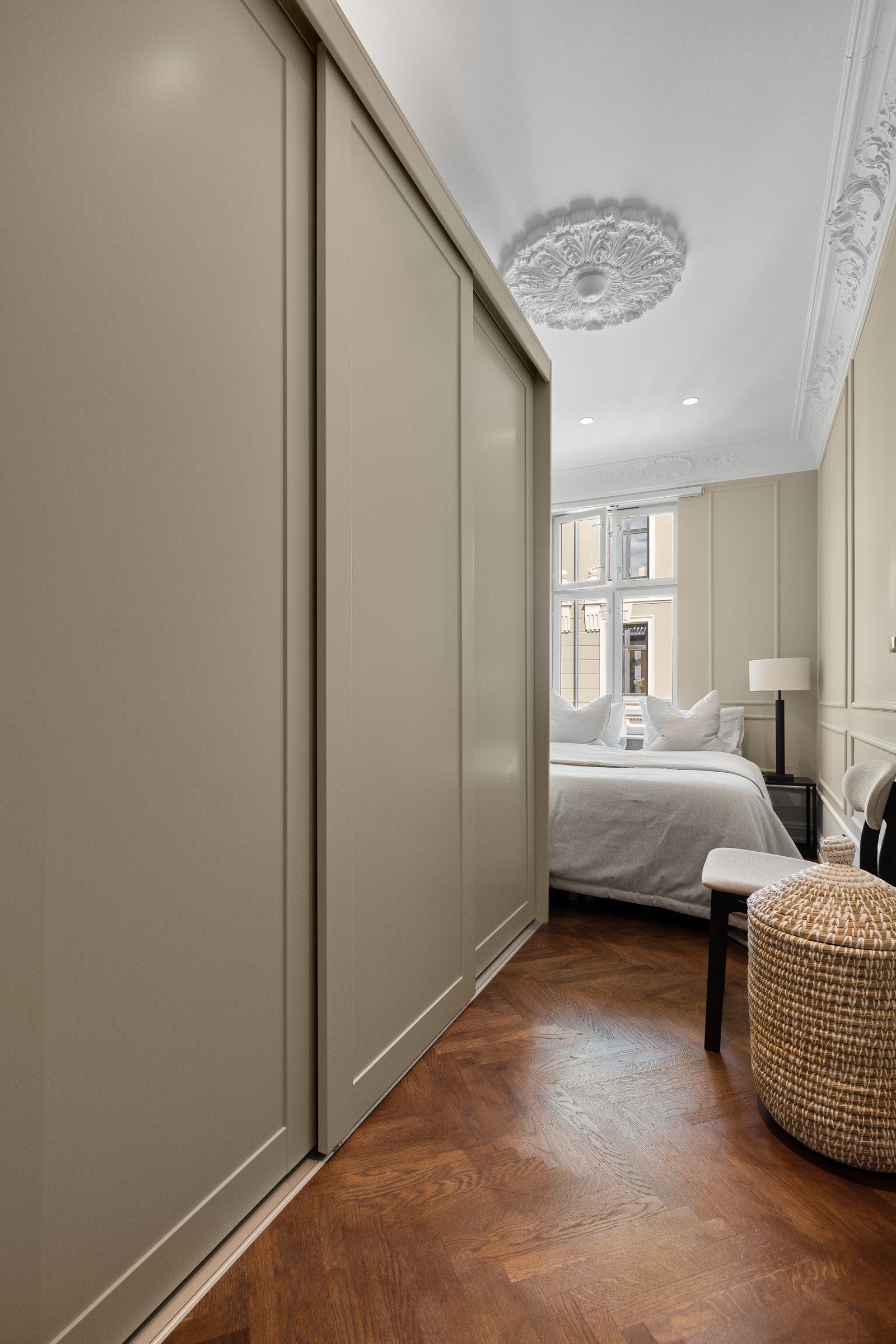 Rommene er lyse og fine med god strørelse, som gjør det enkelt å møblere med dobbeltseng, garderobeskap og kommode. Galleribilde