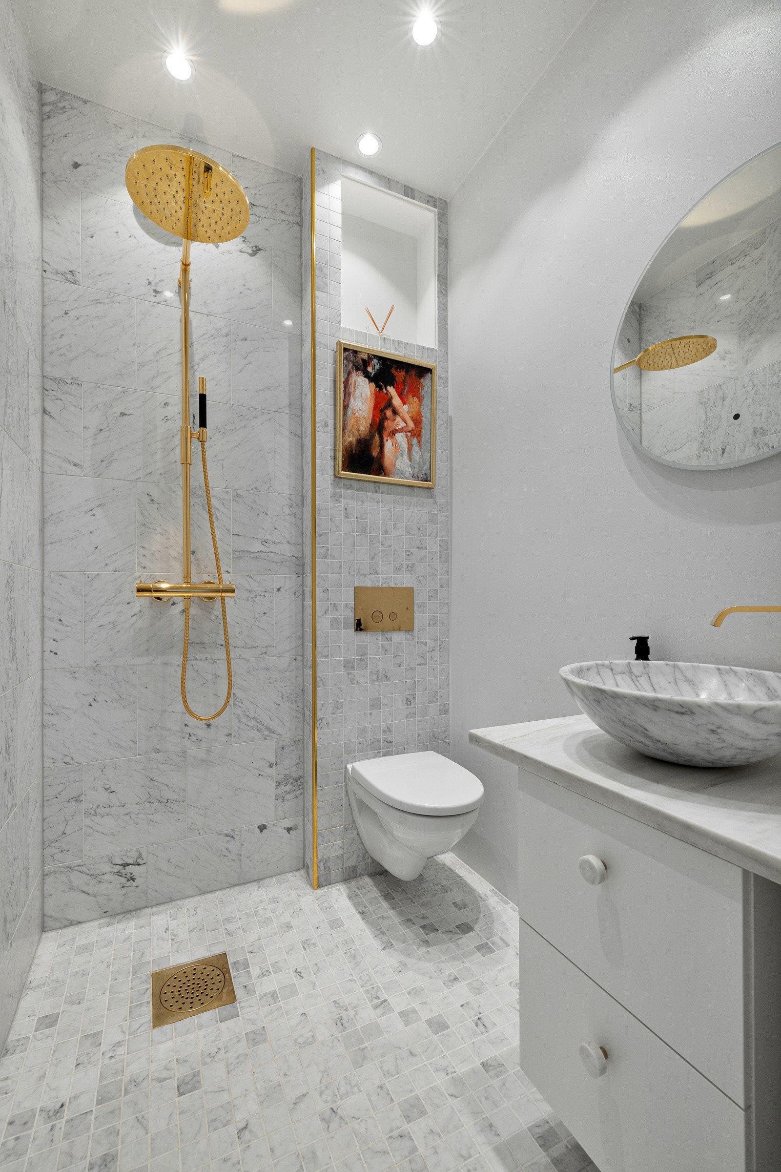 Stilig baderom fra 2020 med marmorfliser. Galleribilde