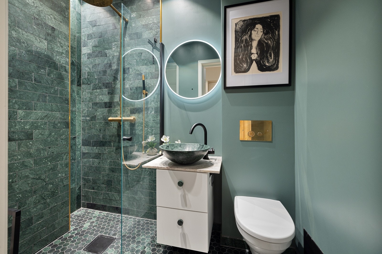 Meget flott baderom fra 2020 med nydelige grønne fliser i marmor på vegg og hexagonfliser med varmekabler i gulv. Galleribilde