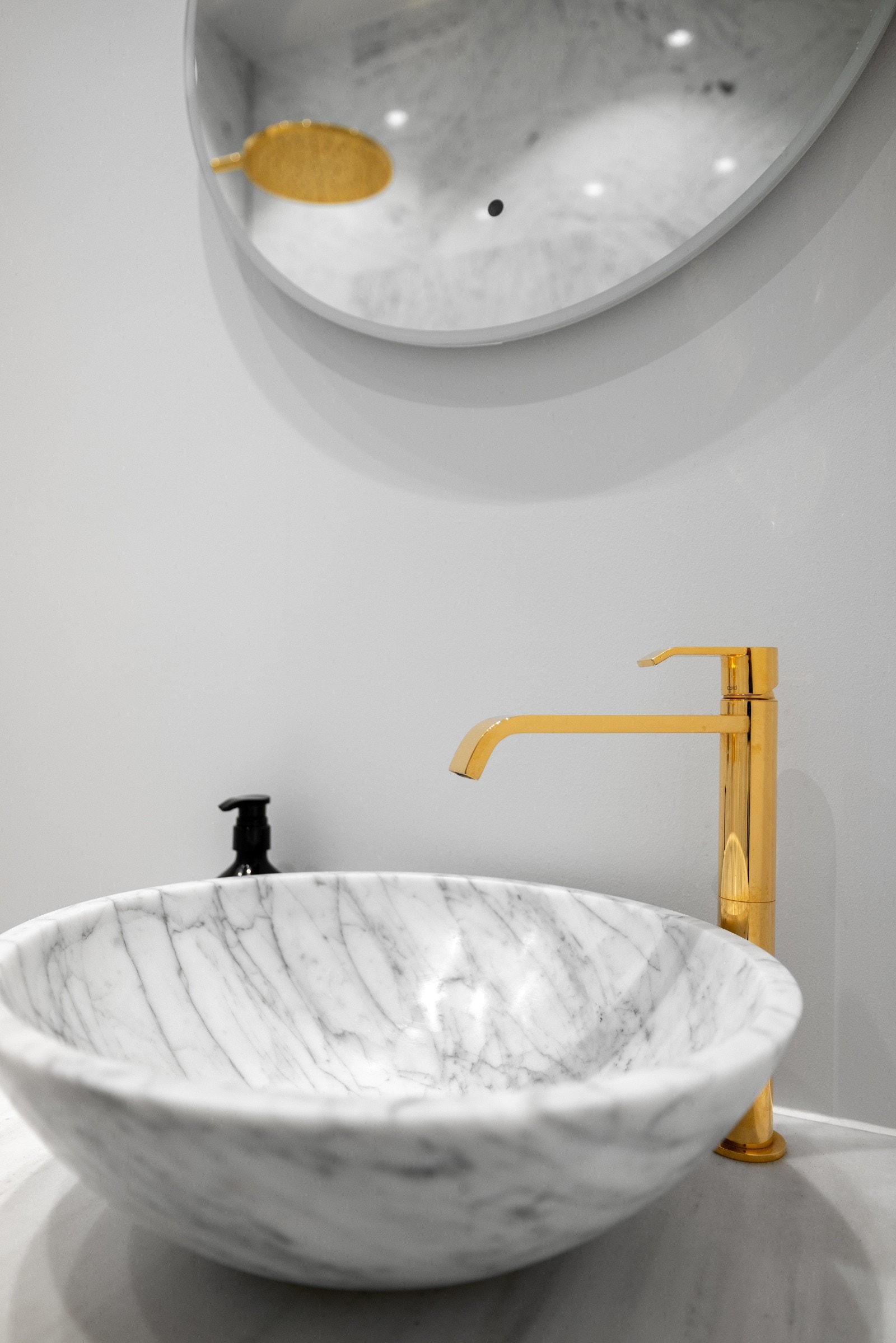 Rommet er innredet med dusj hjørne, marmorvask og vegg hengt toalett. Galleribilde