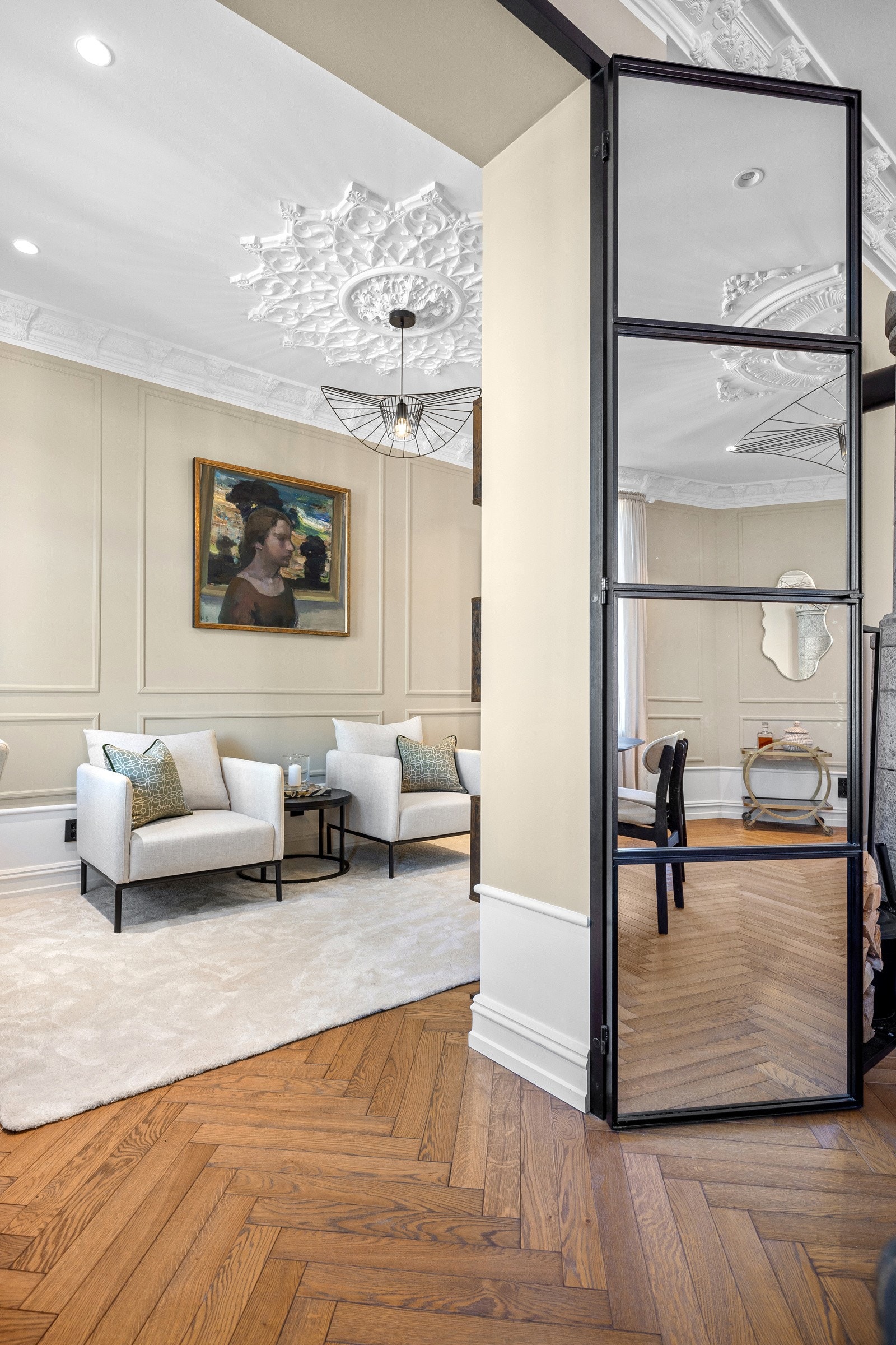 Stuen er delvis separert med adkomst gjennom store speildører. Galleribilde