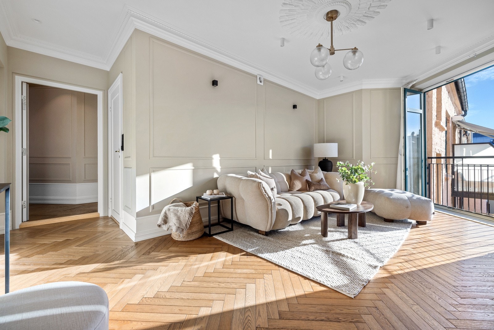 De delikate lyse veggene med paneldetaljer og den vakre takrosetten gir et sofistikert preg. Galleribilde