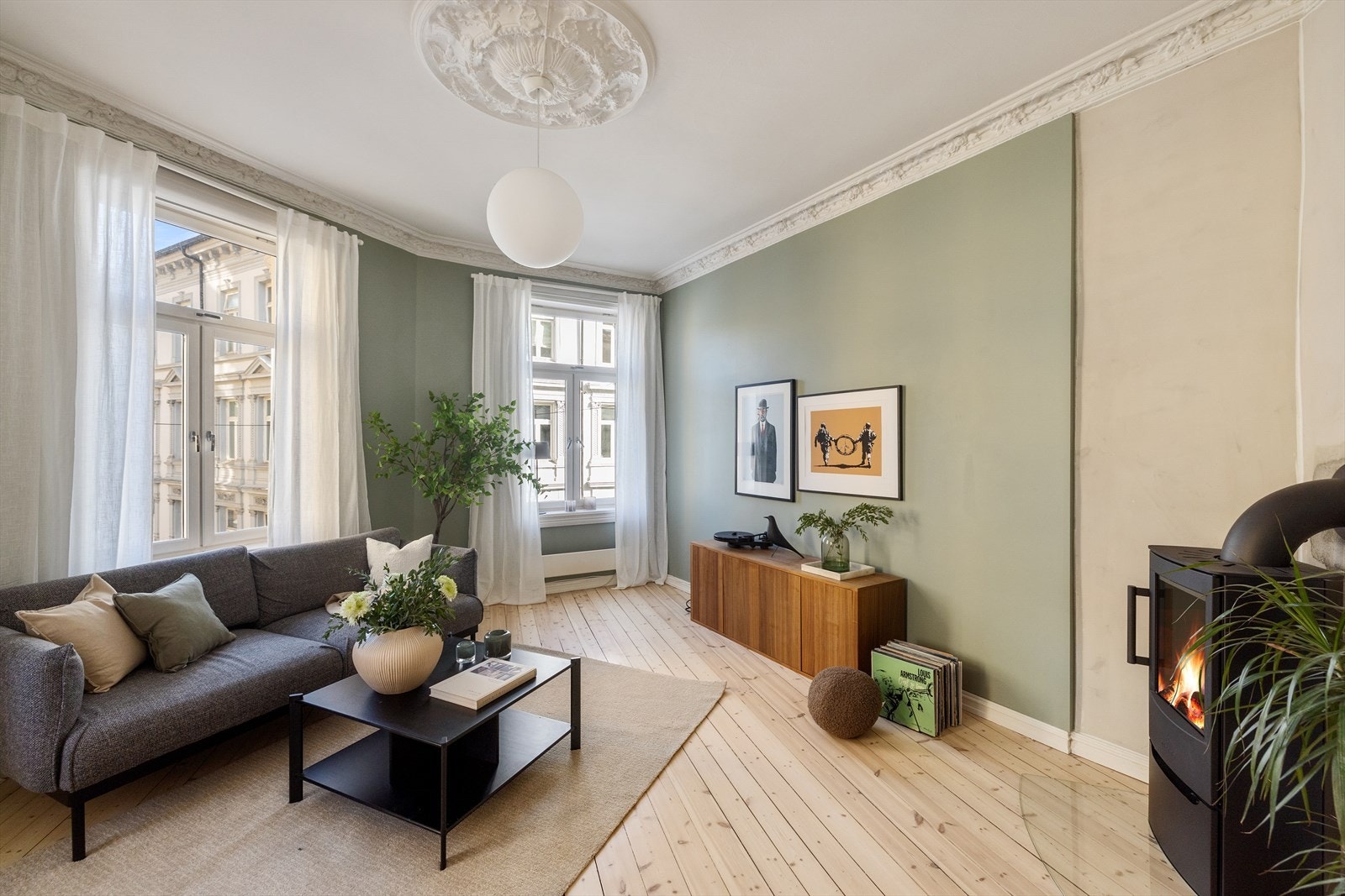 Innbydende og lun hjørnestue med god plass til stuemøblement. Galleribilde