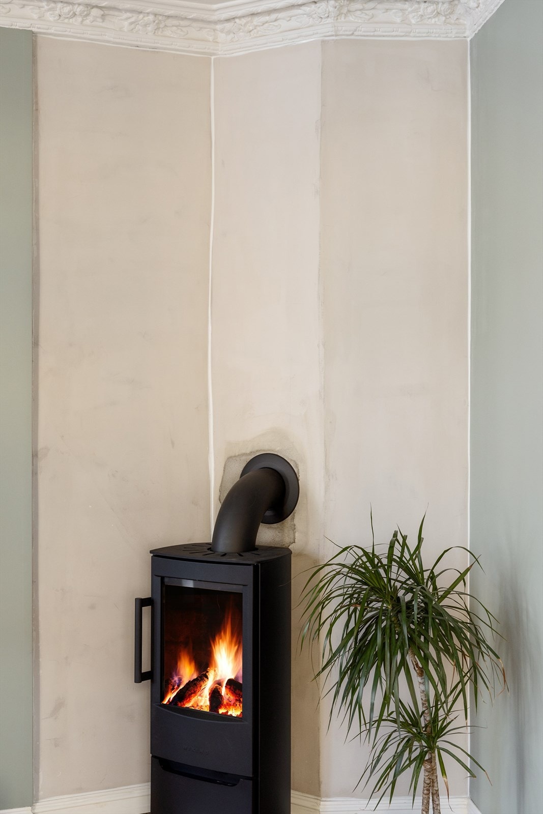 Den moderne peisen fra 2024 sikrer behagelig, vedvarende varme i hele leiligheten. Galleribilde