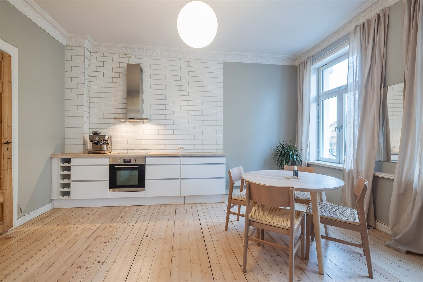 Stort, sosialt spisekjøkken med store vindusflater. På kjøkkenet er det god plass til spisegruppe. Galleribilde