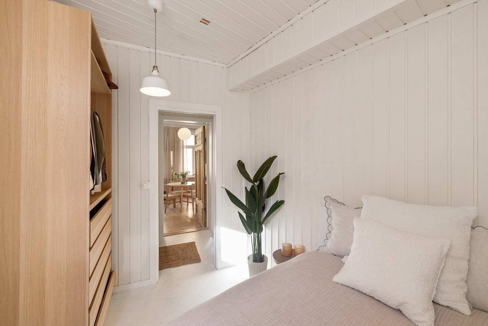 Det er godt med lagringsplass i åpen garderobeløsning. Galleribilde