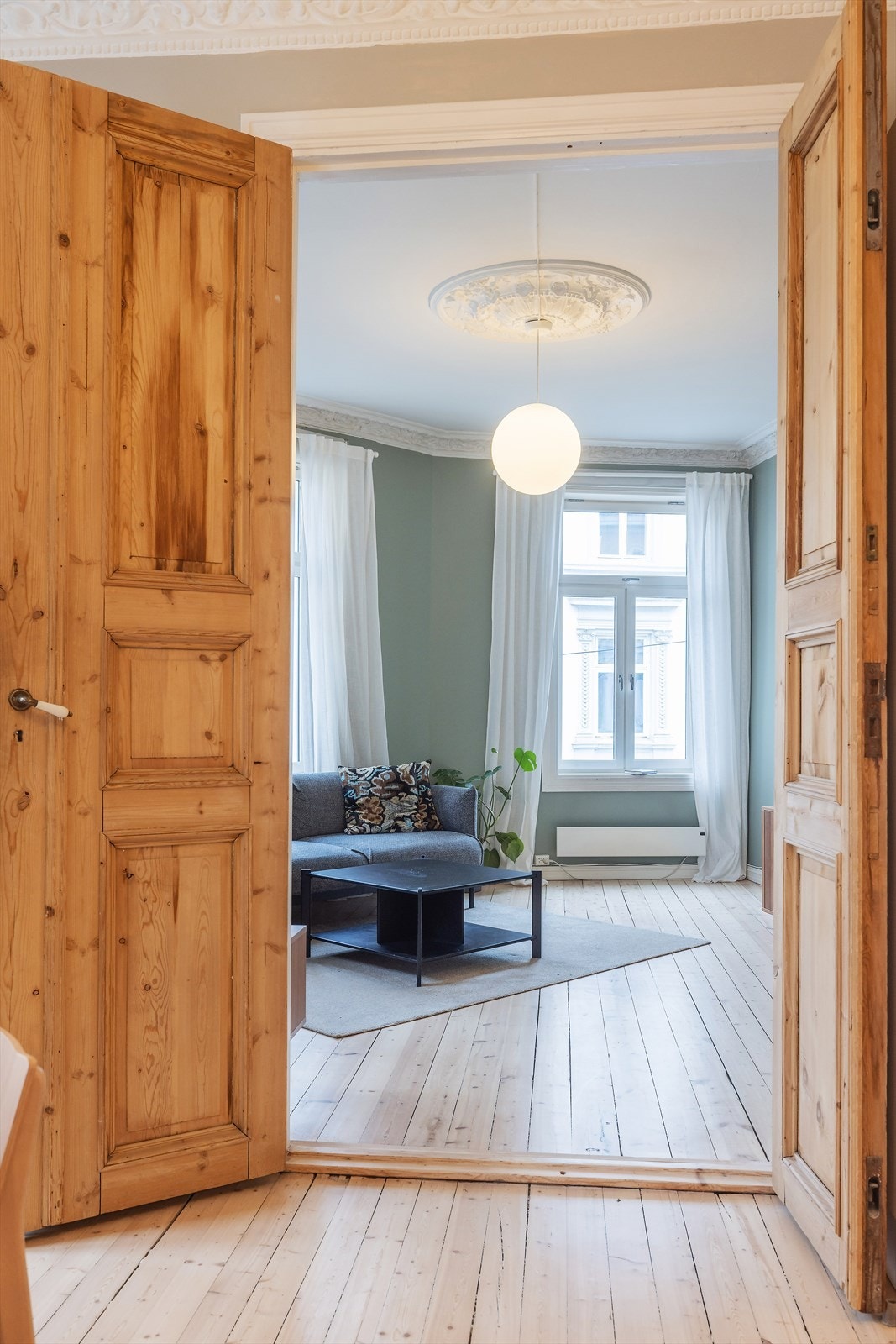 Tidstypiske doble fløydører som skaper en lys og luftig atmosfære, og binder sammen de klassiske detaljene i leiligheten. Galleribilde