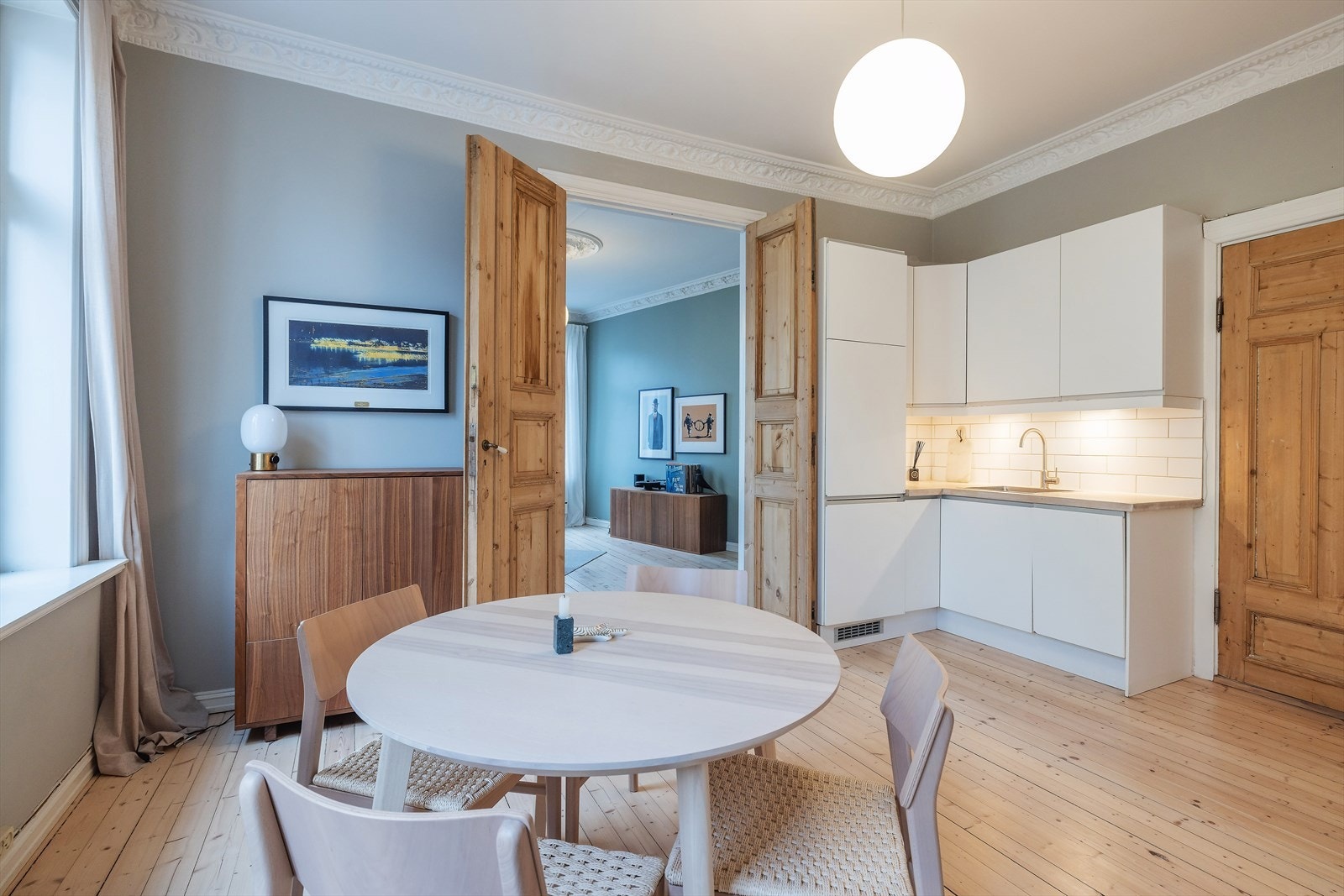 Den gjennomgående planløsningen sikrer optimale lysforhold i leiligheten. Galleribilde