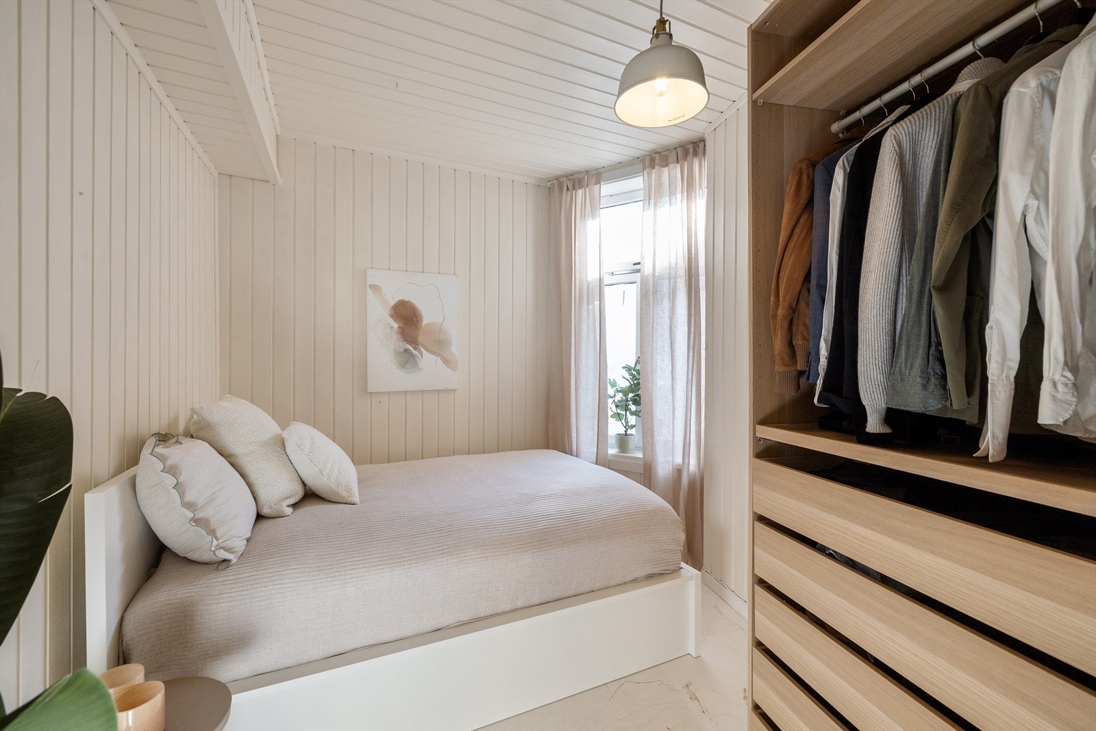 Innbydende soverom med god plass til dobbeltseng og nattbord. Galleribilde