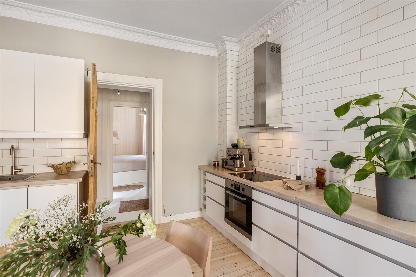 Stilrene overflater gir et godt helhetsinntrykk. På gulvet er det tregulv og veggene er malt i lyse fargetoner. Galleribilde