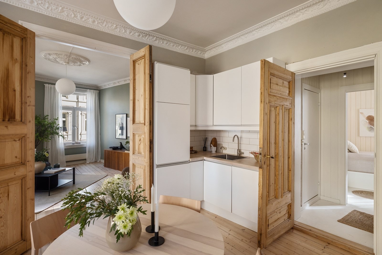 Leiligheten har nydelige rosetter og stukkatur. Galleribilde