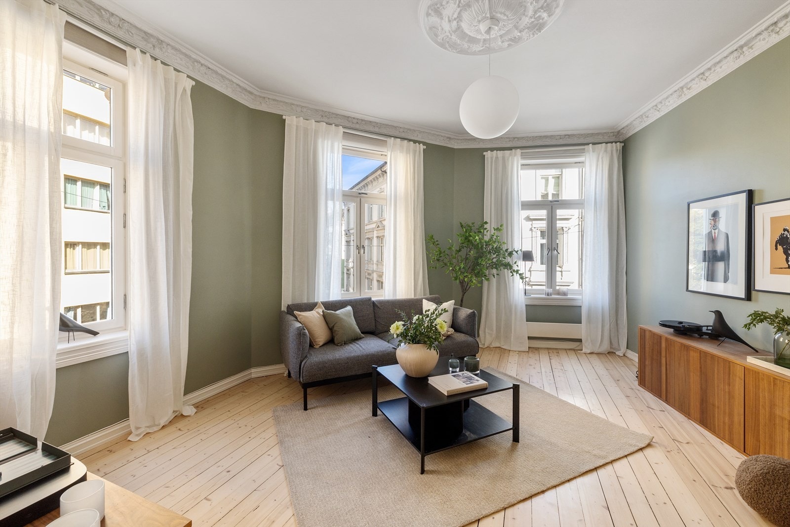 En klassisk hjørneleilighet med masse lys, stukkatur, rosett, peis og takhøyde på 3meter! Galleribilde