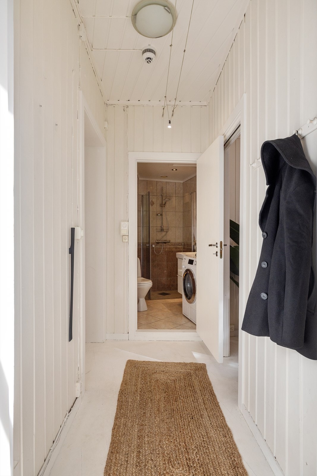 Det er plass til knagger og skohylle for oppbevaring av yttertøy. Galleribilde