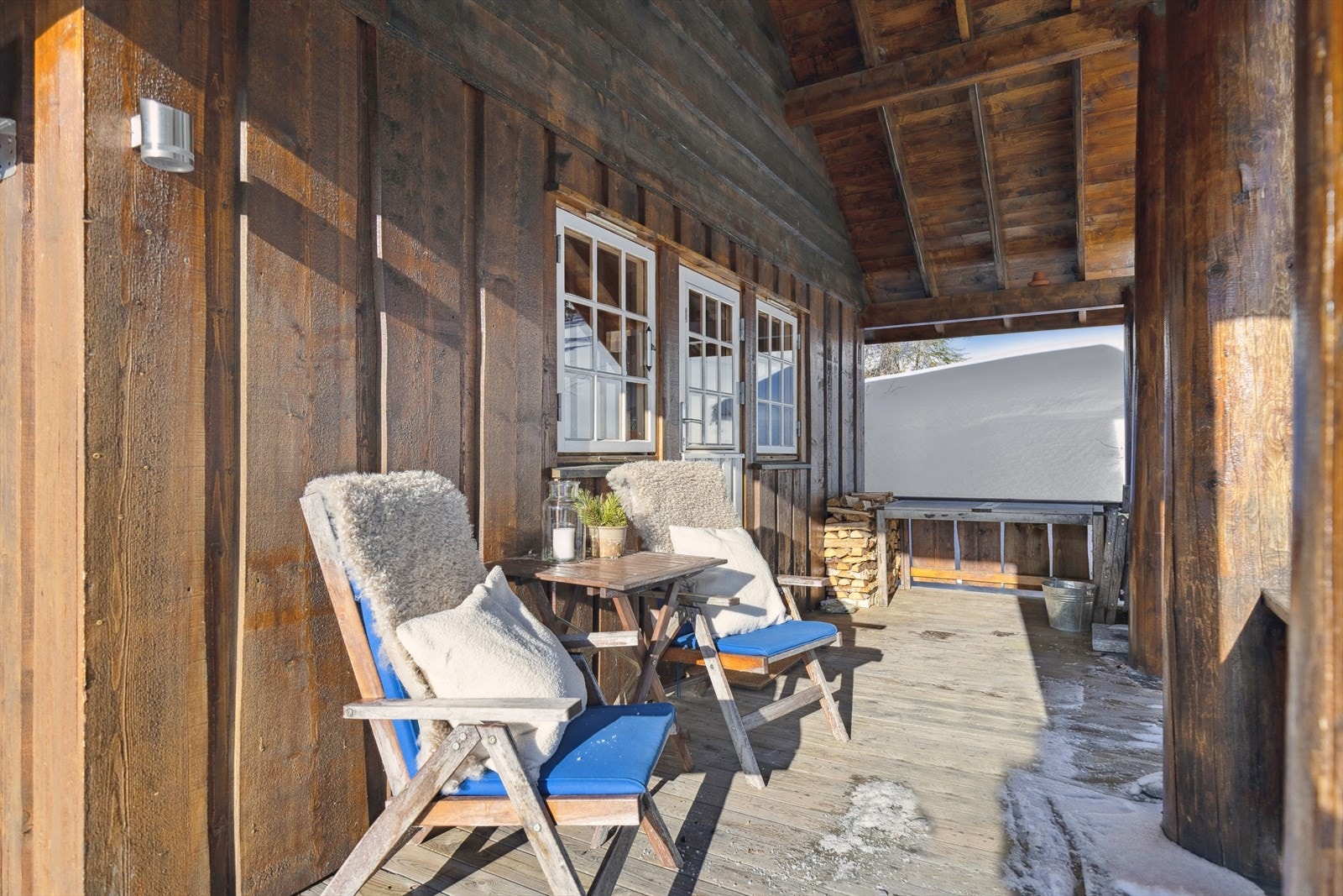 Overbygget del av terrasse med tilkomst via stuen Galleribilde