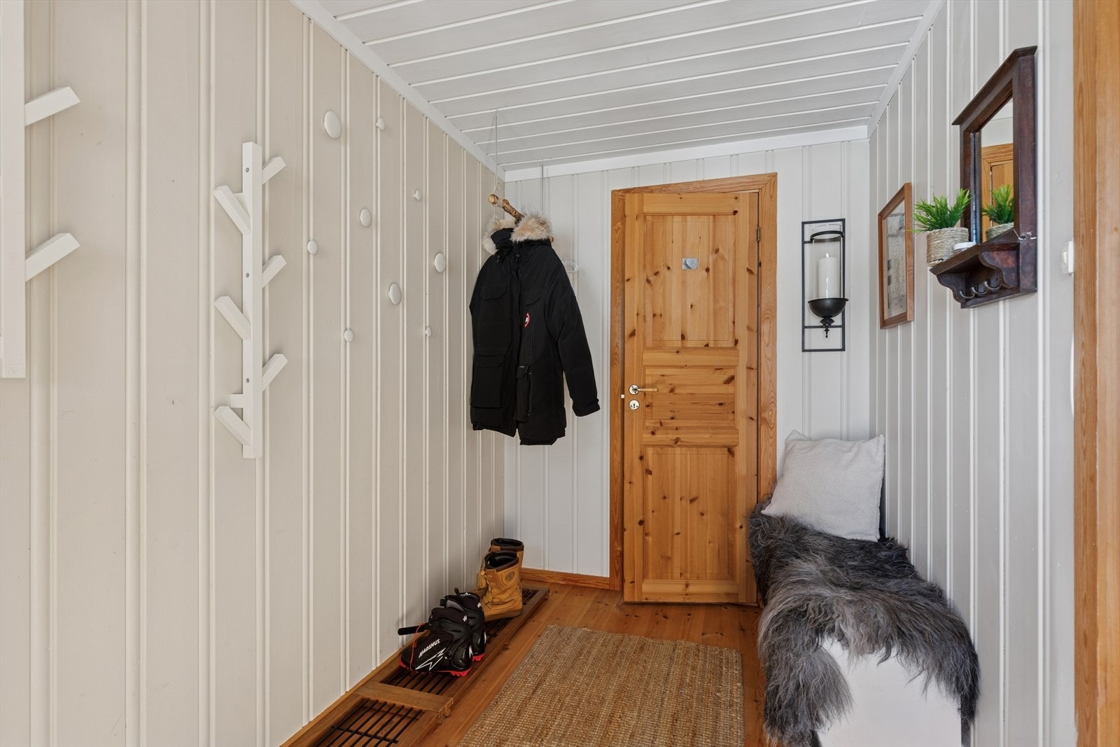 Pent og lyst inngangsparti med bod like ved Galleribilde