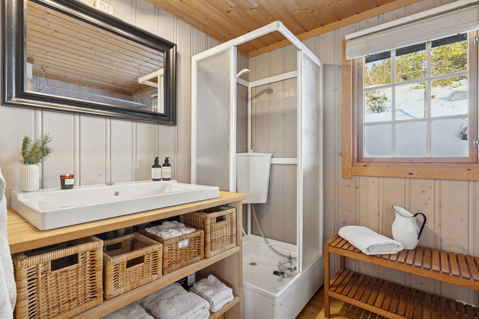 Baderomsfasiliteter med servant og dusjkabinett Galleribilde