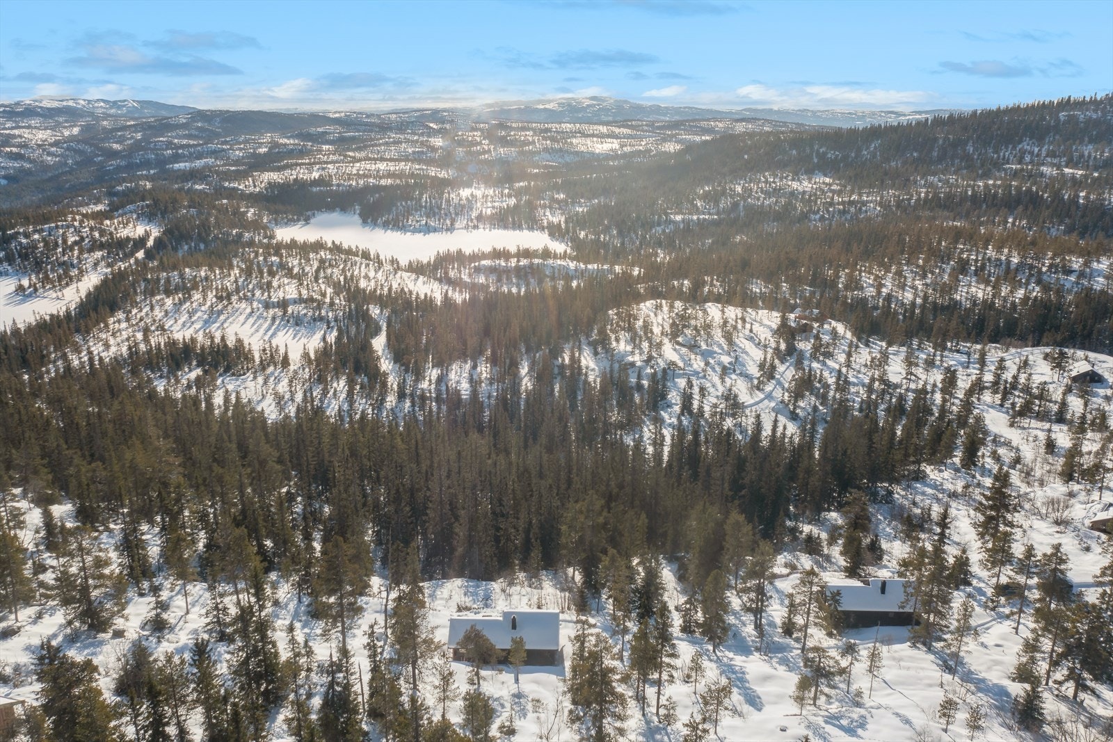 Eiendommen ligger landlig og idyllisk til i et etablert hytteområde på Lågfeltet i ca. 782 m.o.h. i flotte naturomgivelser. Fredelige og rolige omgivelser med gode rekreasjonsmuligheter Galleribilde