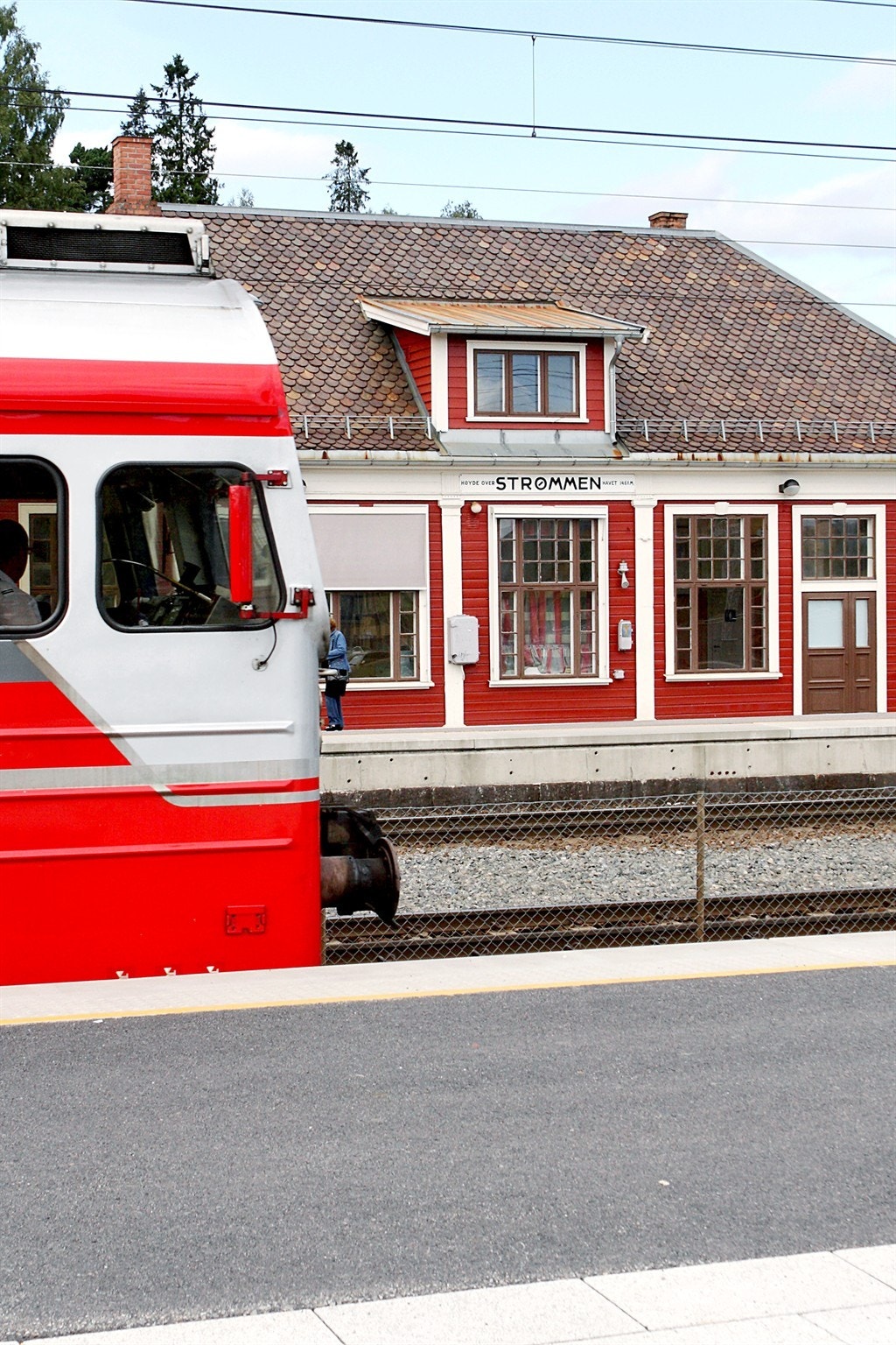 Fra Skjetten er det enkel tilgang til bussforbindelser til Strømmen stasjon, som igjen tilbyr gode togforbindelser både mot Oslo og Lillestrøm, og gir deg enkel pendling til nærliggende byer. Galleribilde