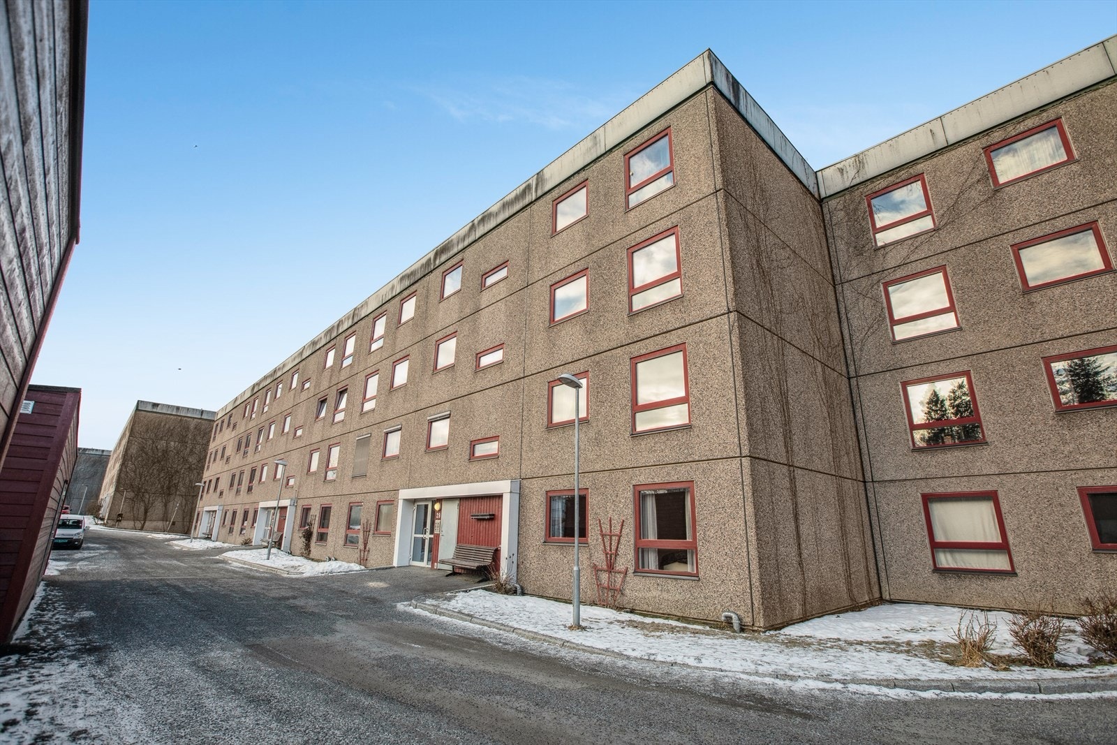 Alingsåsveien 29 ligger meget attraktivt og sentralt til på Skjetten i Lillestrøm kommune. Det er kort vei til fine turområder, samtidig som det er umiddelbar nærhet til det meste en måtte trenge i hverdagen. Galleribilde