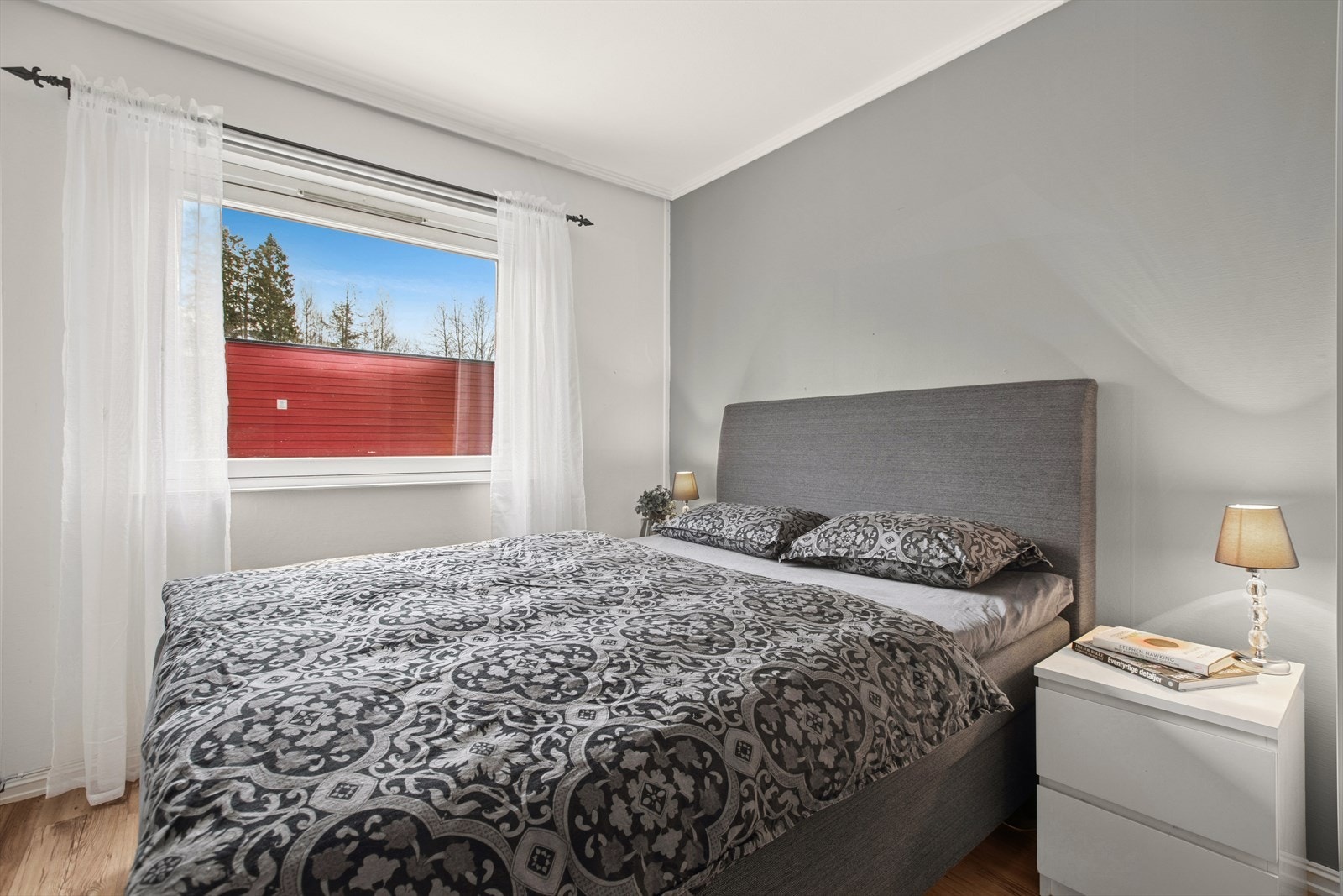 Soverom 2 er, på samme måte, innredet med dobbeltseng, nattbord, garderobeskap og kommode. Galleribilde