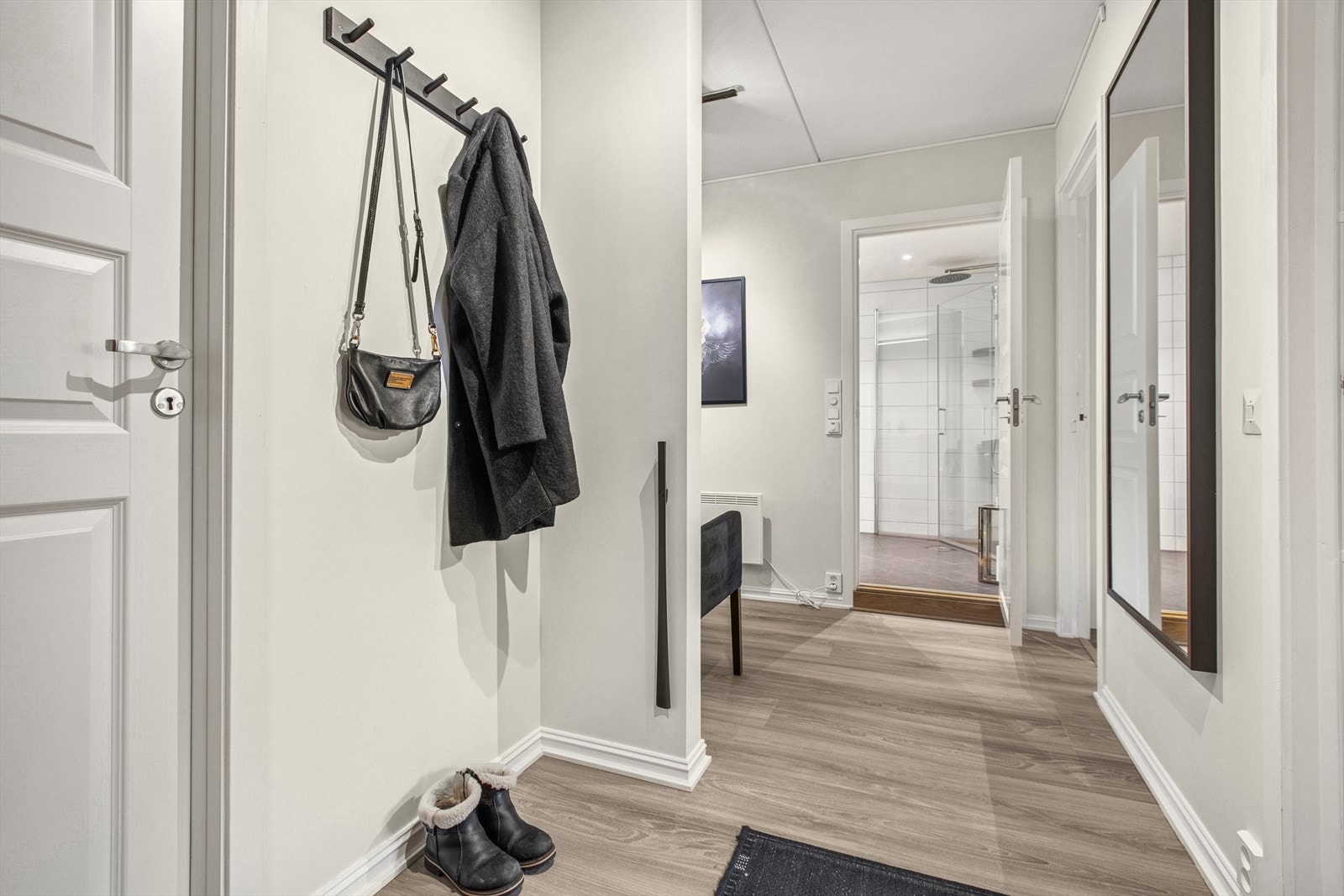 Leiligheten ligger i byggets 1. etasje og har en innbydende entré med god plass til å henge fra seg yttertøy og sko. Galleribilde