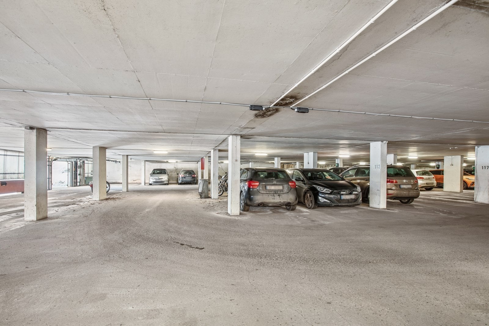 Leiligheten har tilhørende egen biloppstillingsplass i felles garasjeanlegg. Øvrig parkering etter områdets gjeldende bestemmelser. Ladestasjon for el-bil kan installeres ved inngått avtale mellom bruker og styret. Galleribilde
