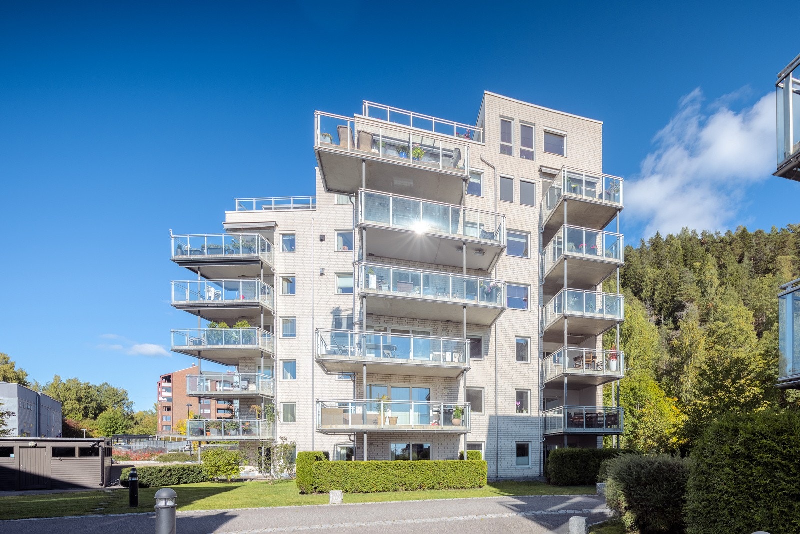 Leilighet i et attraktivt og veletablert område med kort avstand til skoler, barnehager, offentlig kommunikasjon og dagligvarehandel. Galleribilde