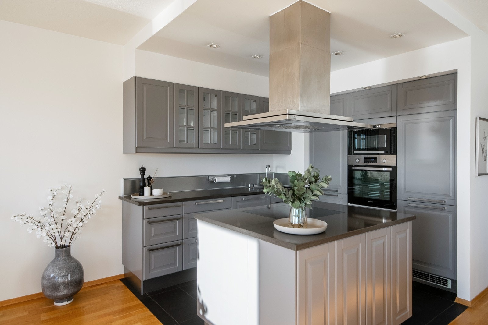 På kjøkkenet er gulvet belagt med fliser, og downlights i himlingen sørger for god belysning. Kjøkkeninnredningen er fra IKEA og har én-speils og profilerte fronter som gir et klassisk uttrykk. Galleribilde