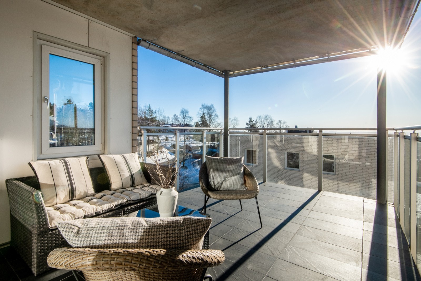 Romslig syd-sydvestvendt balkong på ca. 15,5 kvm, perfekt for å nyte solrike dager. Balkongen er overbygd av balkongen over, og gulvet er belagt med fliser. Det er god plass til både grill og utemøblement. Galleribilde