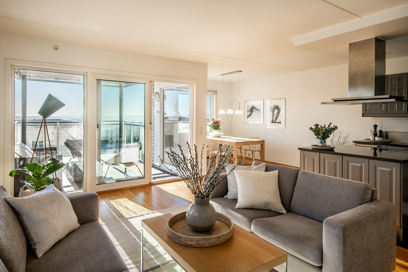 Stuen har en lys og luftig atmosfære med store vindusflater som slipper inn rikelig med naturlig lys. Galleribilde