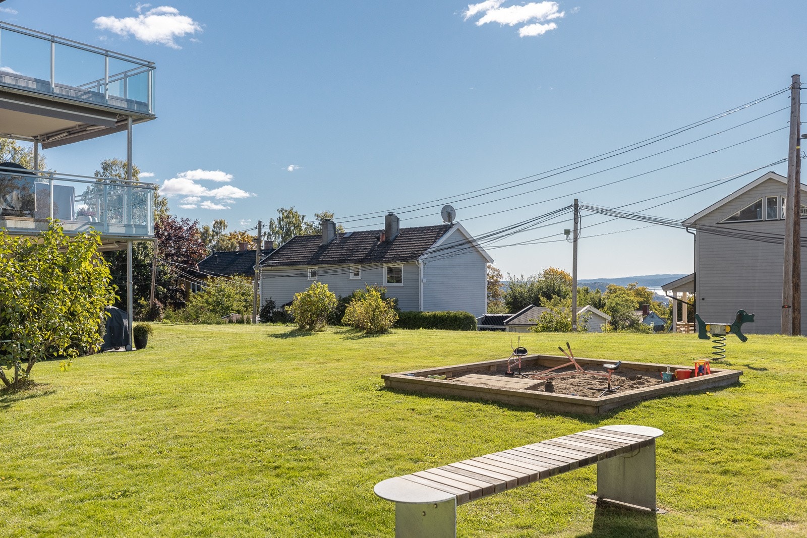 Fellesområdet består av bla. plenareal og lekekasse for de små. Galleribilde