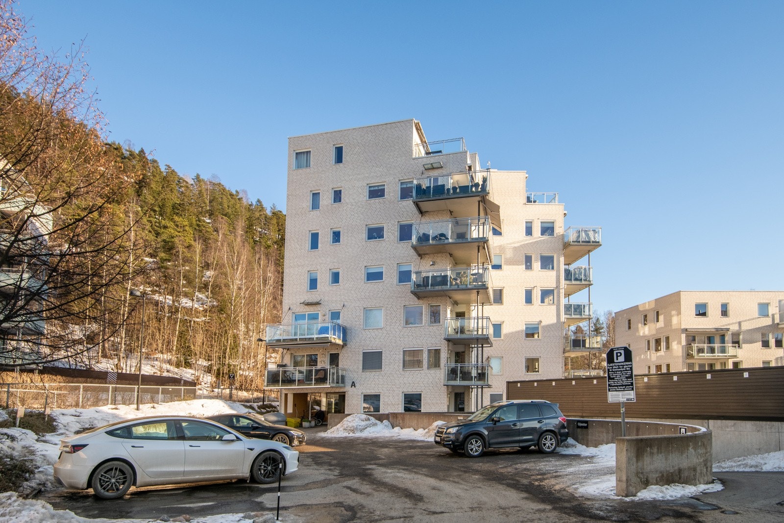 Utvendig gjesteparkering. Galleribilde