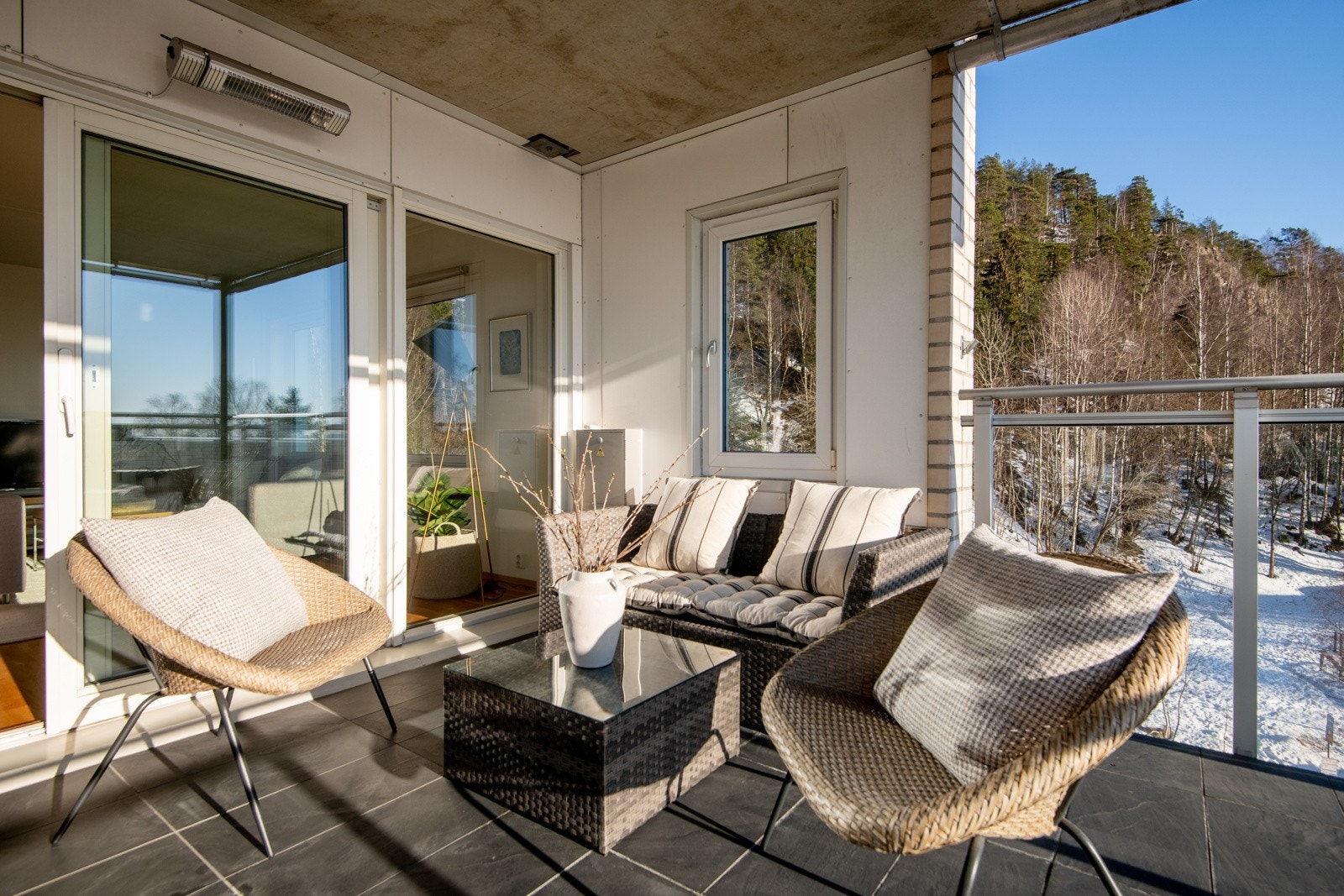 Videre er det både stikkontakt, belysning og terrassevarmer, noe som gjør den både praktisk og komfortabel året rundt. Galleribilde