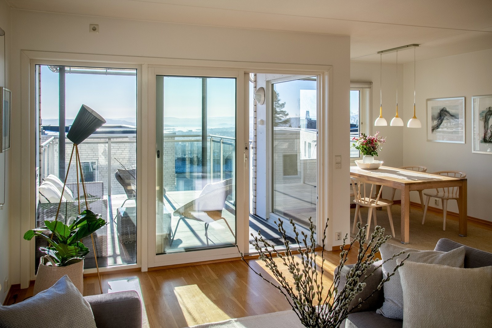 Med en takhøyde på ca. 2,49 meter oppleves rommet romslig. Fra stuen er det utgang til en av leilighetens balkonger. Galleribilde