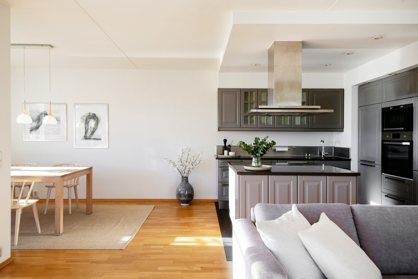 Stilrent kjøkken i åpen løsning mot stuen, som skaper en sosial og luftig atmosfære. Galleribilde