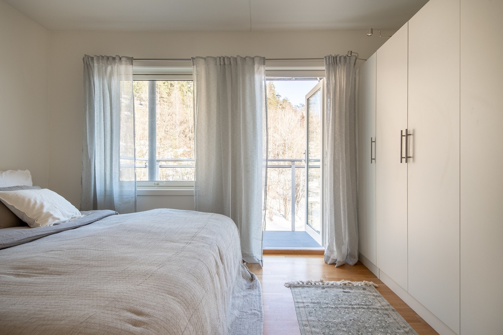 Hovedsoverommet har direkte utgang til en egen balkong, perfekt for å starte dagen med frisk luft. Galleribilde