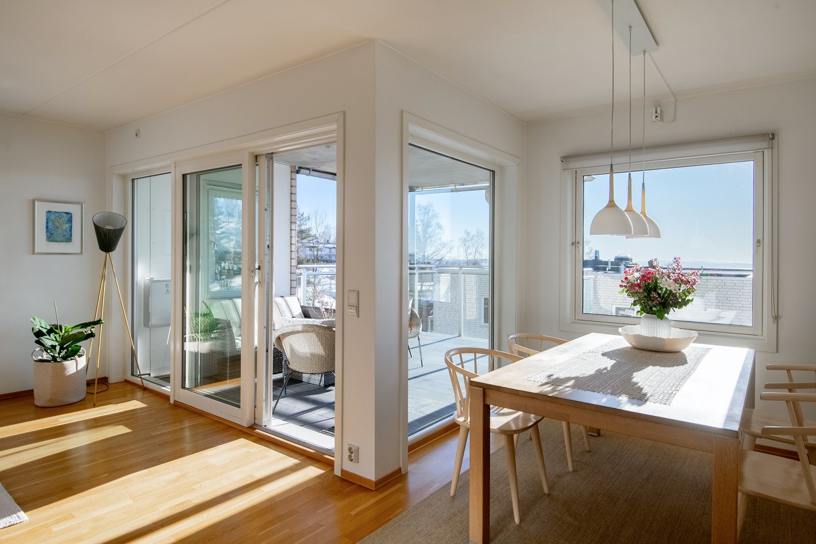 Det er god plass til et stort spisebord, som kan medfølge om ønskelig. Galleribilde