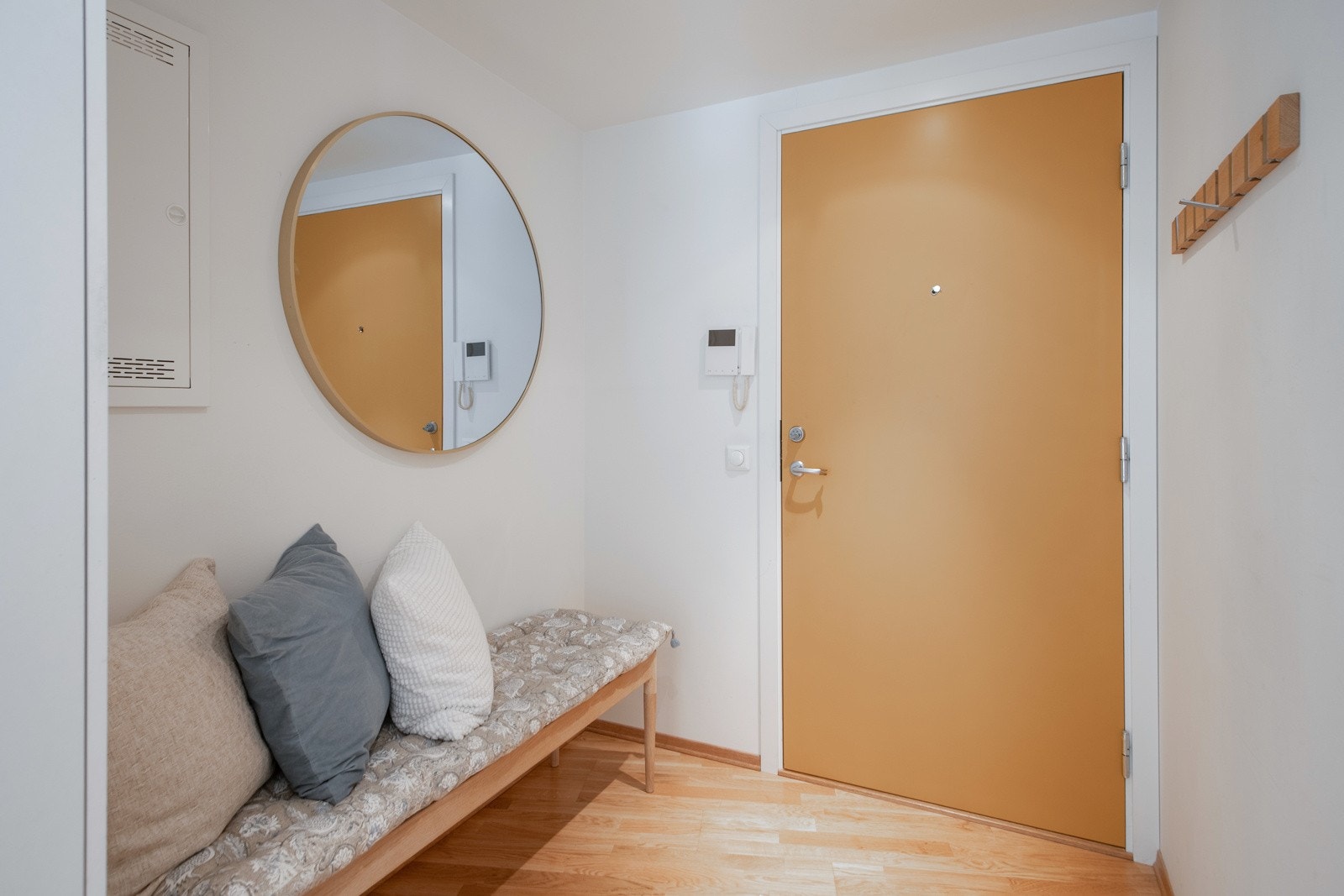 Lys og innbydende leilighet i blokkens 5. etasje med enkel heisadkomst. Gulvet er belagt med parkett, og i himling er det downlights som skaper en lun atmosfære. Galleribilde