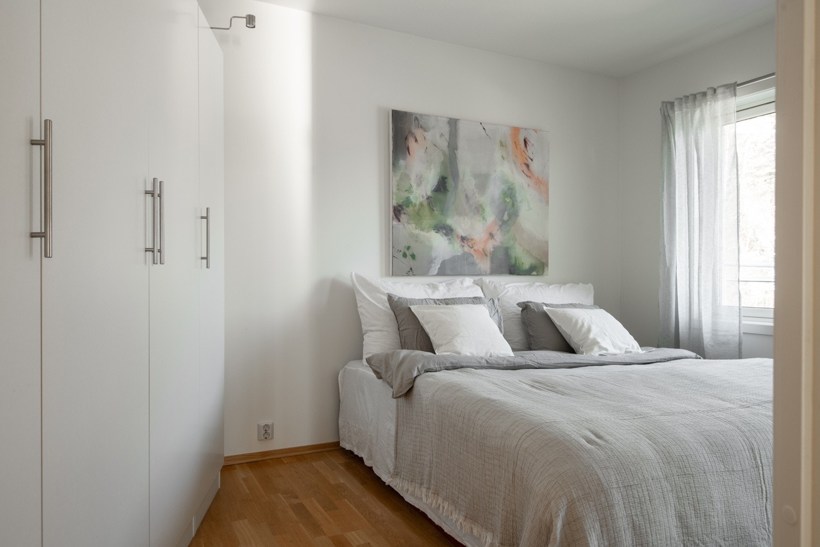 Leiligheten har to gode soverom, begge med garderobeskap som gir gode oppbevaringsmuligheter. Galleribilde