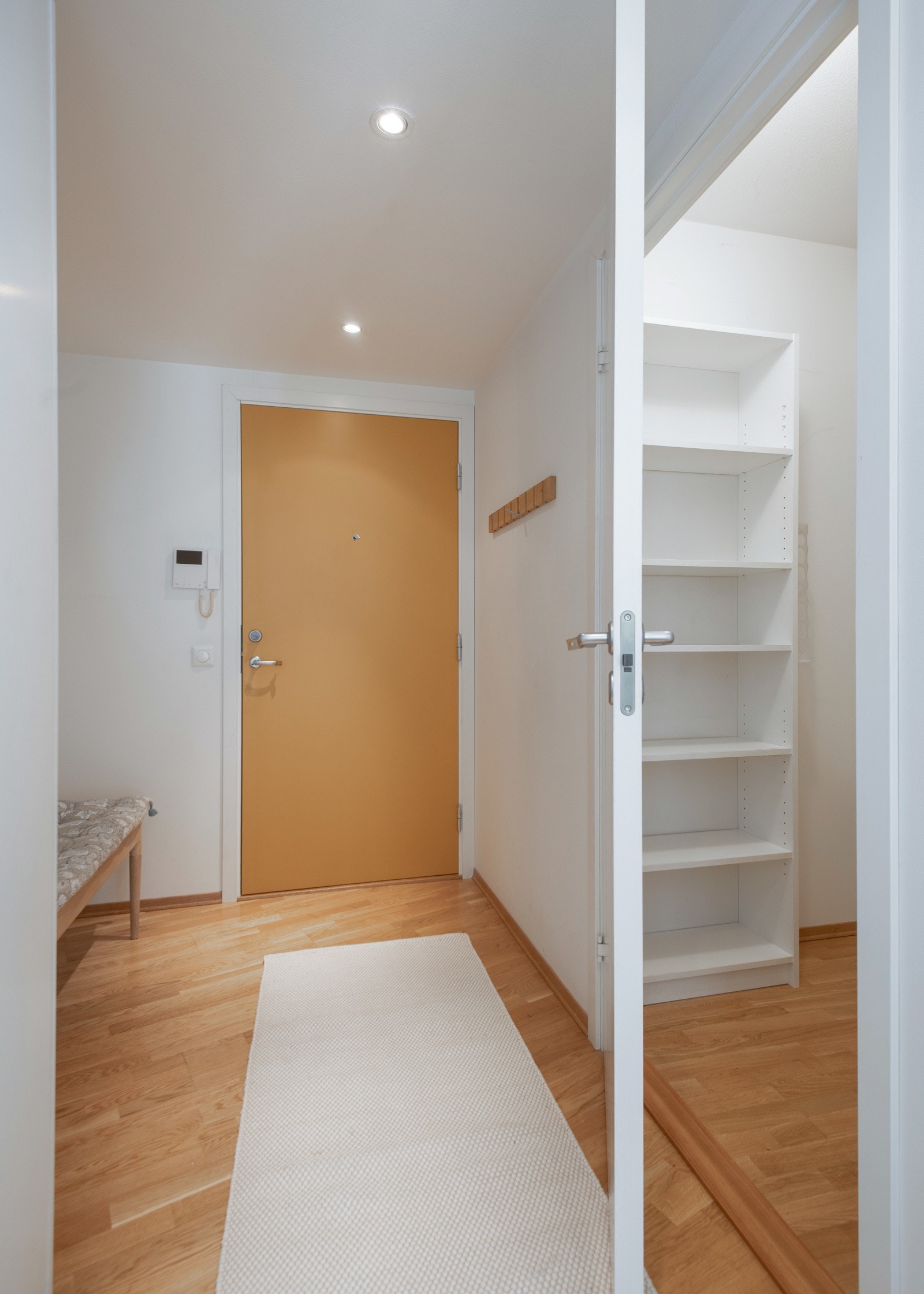 Fra entréen er det inngang til en separat bod med åpne garderobeskap, som gir ekstra lagringsplass Galleribilde