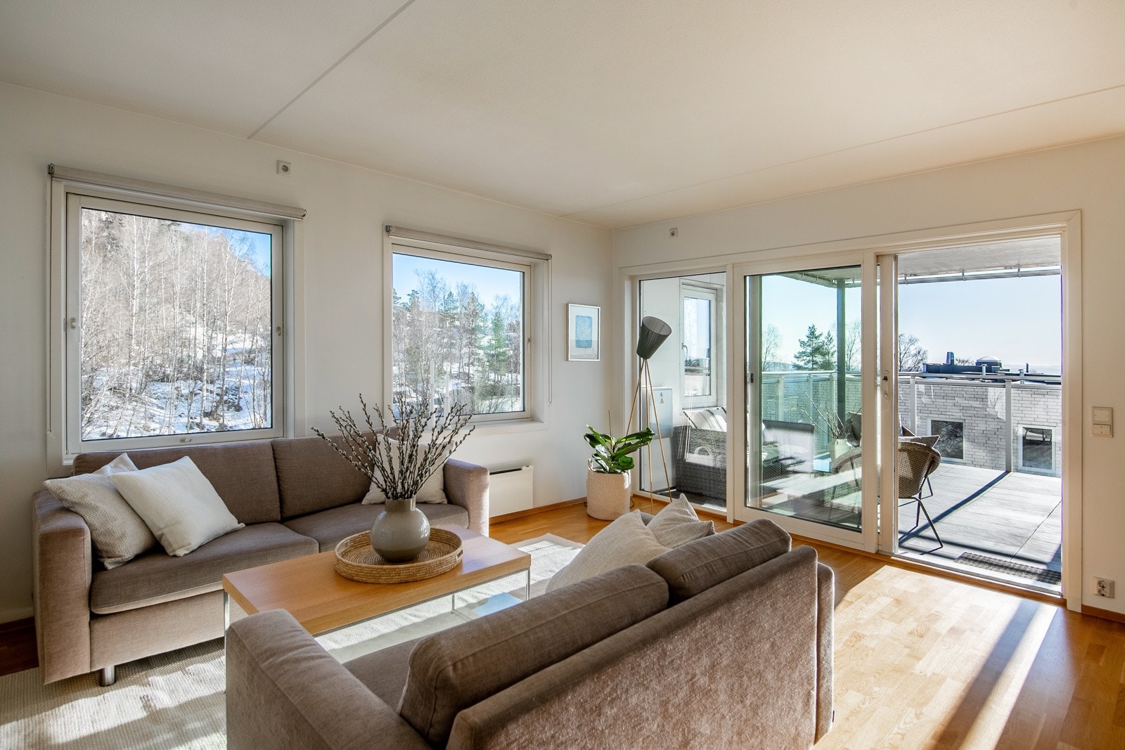 Gulvet er belagt med eikeparkett, mens veggene har malte flater som gir et stilrent uttrykk. Galleribilde