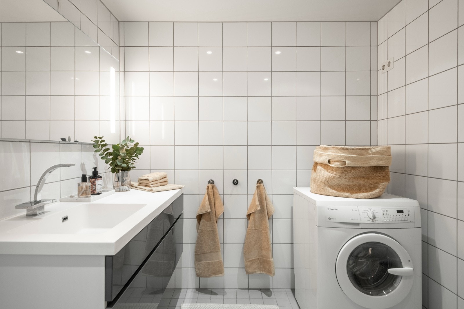 Det er opplegg for vaskemaskin, og vaskemaskinen medfølger. Galleribilde