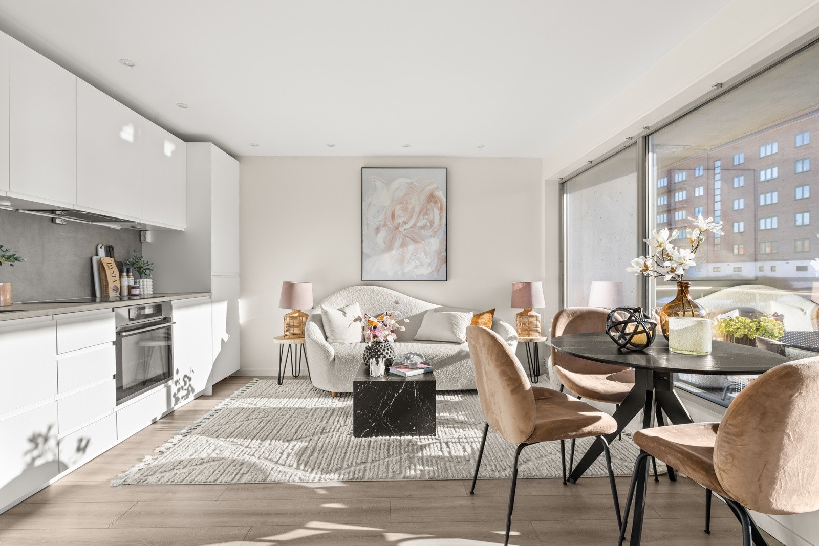 Store vindusflater gir rikelig med innslipp av naturlig lys og gir en luftig atmosfære Galleribilde