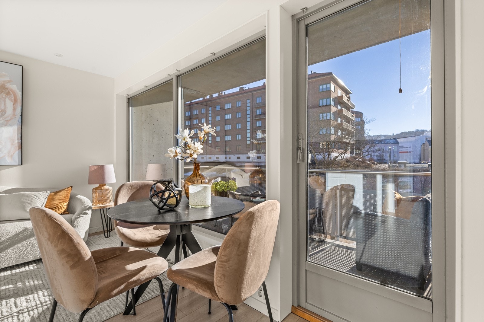 Fra stuen har du utgang til en flott sydvendt balkong, målt til 7 m². Galleribilde