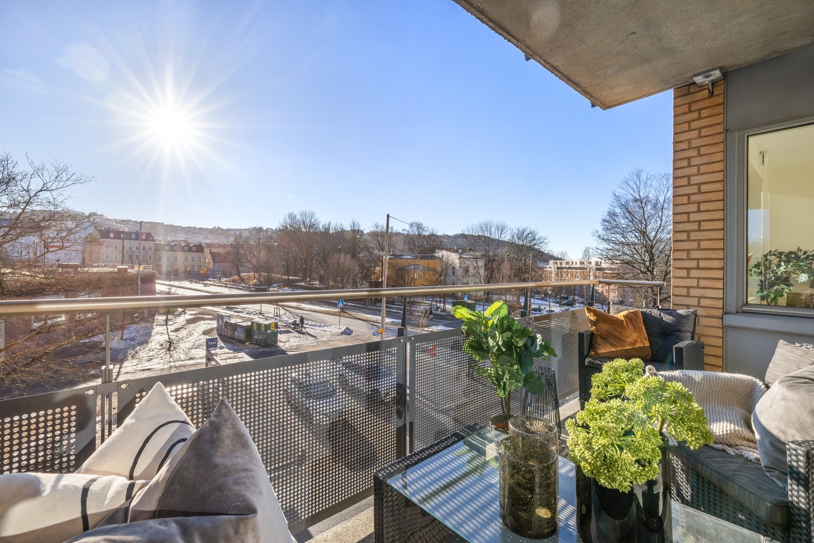 Her har du god plass til utendørsmøblement, perfekt til å nyte fine dager utendørs. Galleribilde