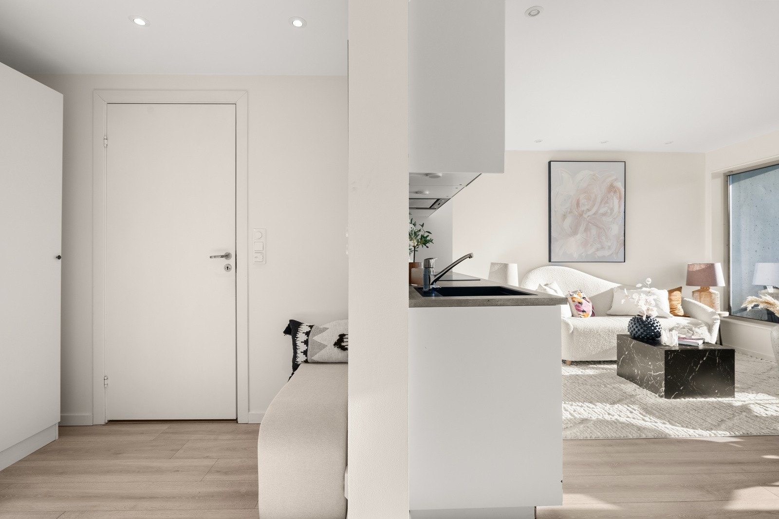 Entréen er av fin størrelse, med plass til oppheng og oppbevaringsløsninger for sko og yttertøy Galleribilde