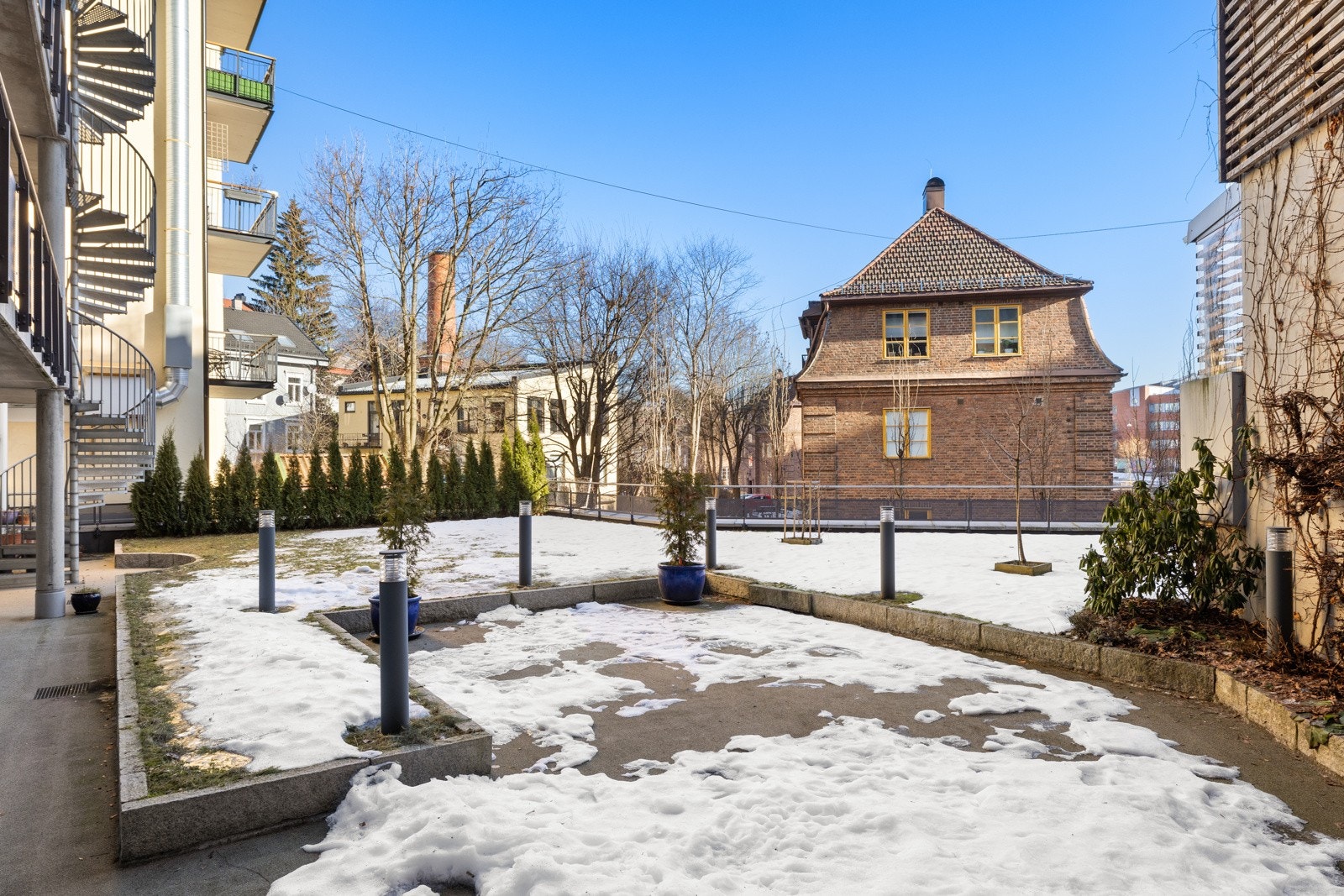 Fint opparbeidet bakgård, med gress og beplantning Galleribilde